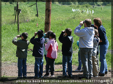 Young bird watchers - photo by born1945 (flickr.com/photos/12567713@N00)
