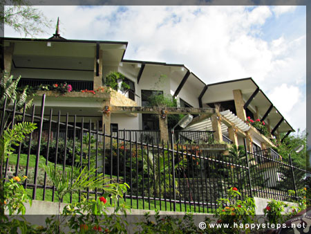 Architect Albert Garbanzos' residence, La Vista Highlands mountain resort in San Carlos City, Negros Occidental (via Don Salvador Benedicto)