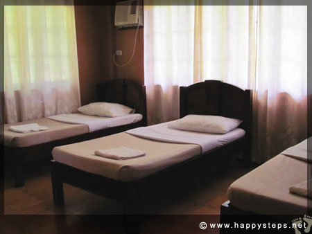 Mambukal Resort: Family Cottage - Bedroom with three single beds