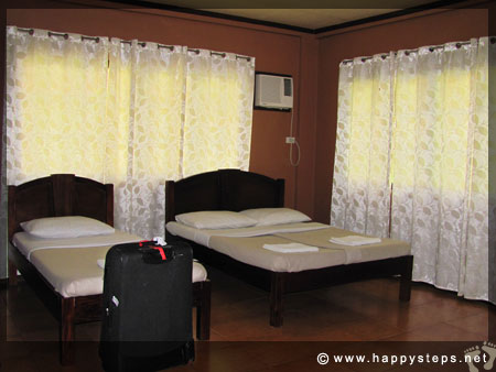 Mambukal Resort: Family Cottage - Bedroom with queen-size bed and single bed