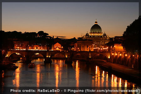 Rome at night - Photo credits: RaSeLaSeD - Il Pinguino (flickr.com/photos/raselased/)