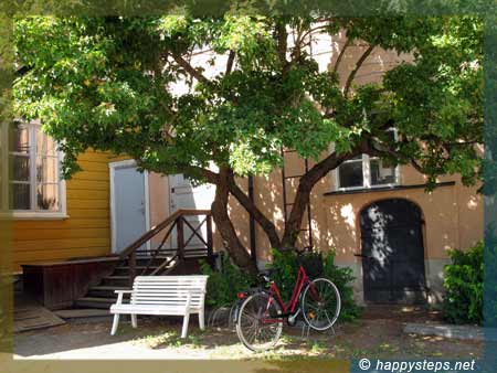 photo of a white bench at the rear yard of the Rauma Museum