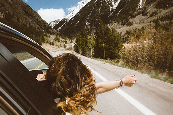 Travel with your car / Road trip - Photo by averie woodard on Unsplash